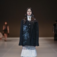 Koleksi ini dibuka dengan deretan busana serba putih—sebuah simbol dari kanvas bersih yang mewakili kerawanan, kejujuran, dan ruang batin yang belum tersentuh. Warna putih tersebut menjadi landasan visual yang kontras namun murni, menandai perjalanan introspektif yang ingin dihadirkan Tanah Le Saé. (Foto: Dok. JFW)