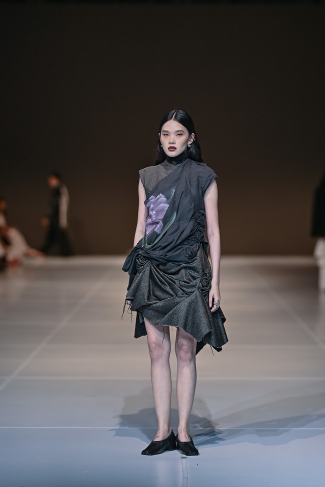 Dalam salah satu highlight, label ini menggandeng seniman Ahadi Bintang untuk menciptakan lukisan airbrush berwujud bunga lily yang terlukis langsung pada kain.  (Foto: Dok. JFW)