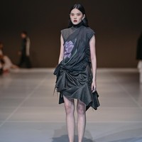 Dalam salah satu highlight, label ini menggandeng seniman Ahadi Bintang untuk menciptakan lukisan airbrush berwujud bunga lily yang terlukis langsung pada kain.  (Foto: Dok. JFW)