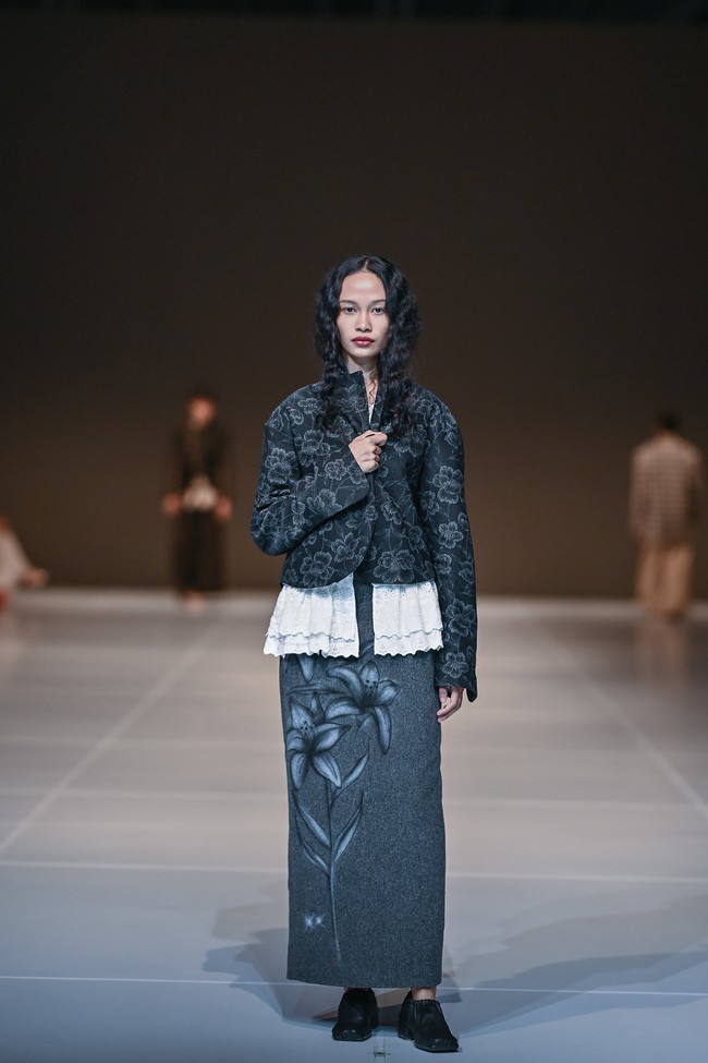 Teknik ini menghadirkan detail halus yang seolah menyatu dengan gerakan tubuh, menjadikan setiap langkah model sebagai representasi metamorfosis jiwa. (Foto: Dok. JFW)