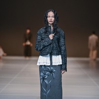 Teknik ini menghadirkan detail halus yang seolah menyatu dengan gerakan tubuh, menjadikan setiap langkah model sebagai representasi metamorfosis jiwa. (Foto: Dok. JFW)