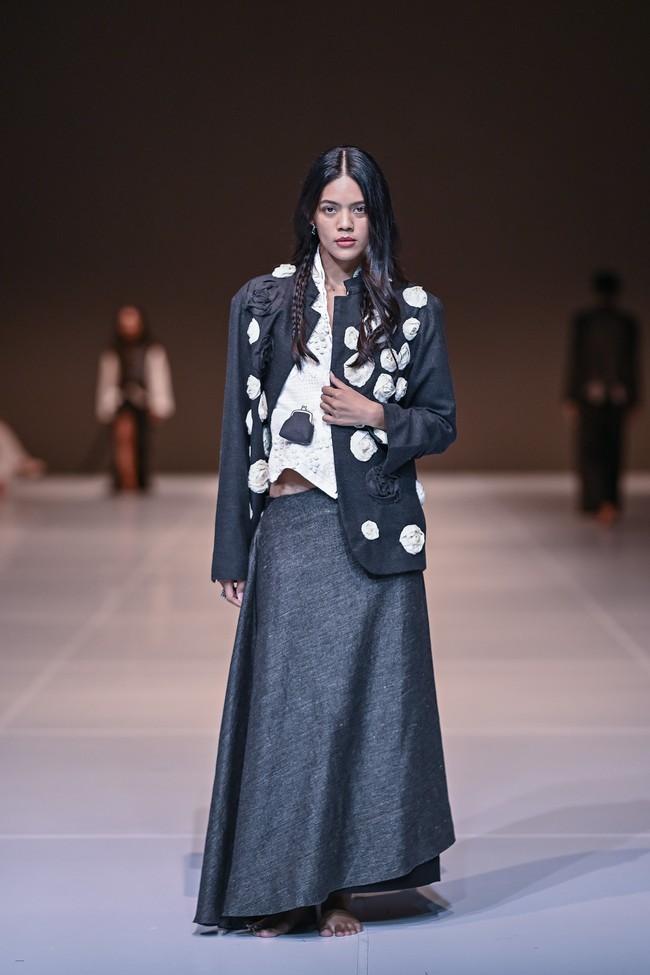 Sebagai jenama yang dikenal dengan penggunaan material alami dan siluet mengalir, Tanah Le Saé kembali menegaskan identitas rancangannya melalui permainan tekstur dan struktur. (Foto: Dok. JFW)