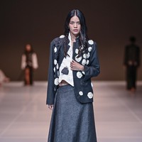 Sebagai jenama yang dikenal dengan penggunaan material alami dan siluet mengalir, Tanah Le Saé kembali menegaskan identitas rancangannya melalui permainan tekstur dan struktur. (Foto: Dok. JFW)