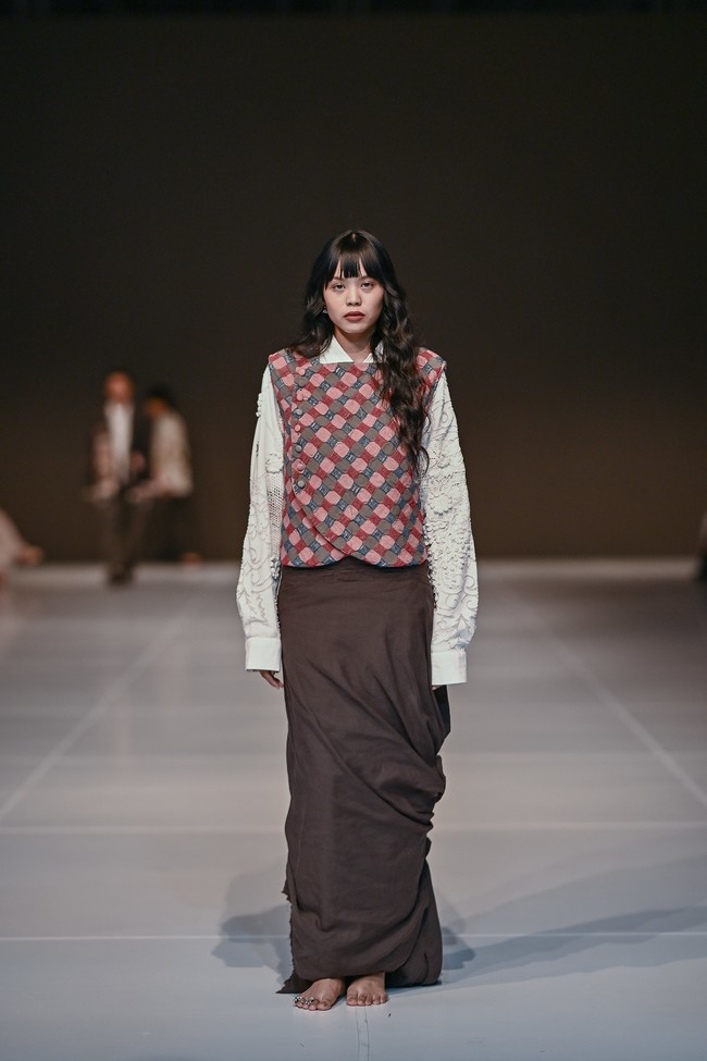 Hasilnya adalah busana yang terasa hidup namun tetap tertambat pada prinsip kesederhanaan, sebuah dialog antara alam dan kehidupan modern yang menjadi inti perjalanan estetik Tanah Le Saé. (Foto: Dok. JFW)