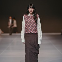 Hasilnya adalah busana yang terasa hidup namun tetap tertambat pada prinsip kesederhanaan, sebuah dialog antara alam dan kehidupan modern yang menjadi inti perjalanan estetik Tanah Le Saé. (Foto: Dok. JFW)