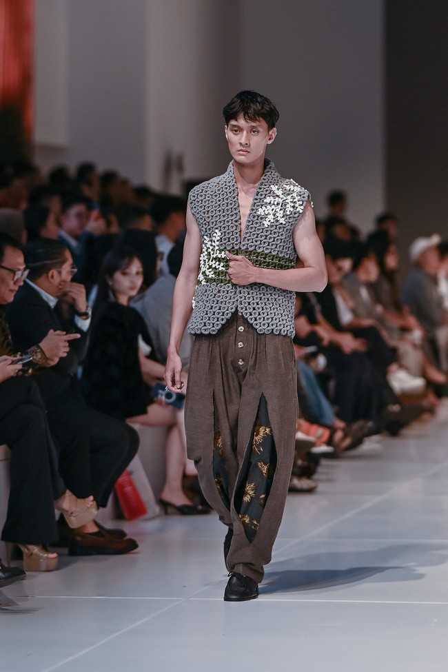 Melalui Analogi Jiwa, Denniel Richard dan Andika Wiradiputra merayakan keindahan lewat ketelitian dan kesadaran dalam proses kreatif. (Foto: Dok. JFW)