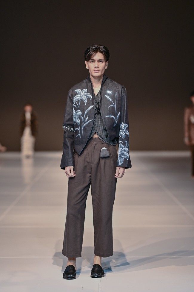 Tidak ada elemen yang terasa berlebihan; setiap jahitan, lipatan, dan goresan warna ditempatkan dengan penuh pertimbangan. Elegansi di sini bukan tentang kemewahan semata, melainkan tentang keseimbangan dan kejujuran. (Foto: Dok. JFW)