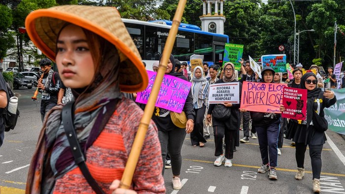 Pegiat lingkungan membentangkan plakat tulisan dalam aksi krisis iklim di Taman Cikapayang, Bandung, Jawa Barat, Minggu (16/11/2025). Aksi krisis iklim yang diikuti oleh puluhan komunitas dan organisasi masyarakat sipil di Bandung tersebut merupakan bagian dari gelombang mobilisasi global yang merespon COP30 di Brasil serta menuntut agar Pemerintah Kota Bandung menyelesaikan berbagai permasalahan lingkungan seperti alih fungsi lahan, darurat sampah dan transisi energi yang berkeadilan. ANTARA FOTO/Raisan Al Farisi