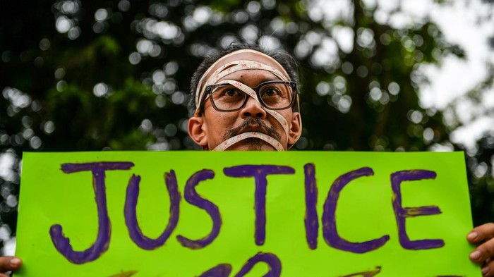 Pegiat lingkungan membentangkan plakat tulisan dalam aksi krisis iklim di Taman Cikapayang, Bandung, Jawa Barat, Minggu (16/11/2025). Aksi krisis iklim yang diikuti oleh puluhan komunitas dan organisasi masyarakat sipil di Bandung tersebut merupakan bagian dari gelombang mobilisasi global yang merespon COP30 di Brasil serta menuntut agar Pemerintah Kota Bandung menyelesaikan berbagai permasalahan lingkungan seperti alih fungsi lahan, darurat sampah dan transisi energi yang berkeadilan. ANTARA FOTO/Raisan Al Farisi