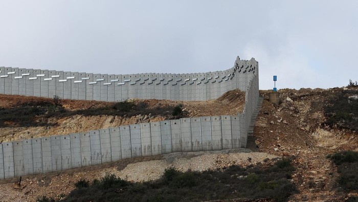 Pembangunan tembok beton di perbatasan selatan Lebanon menjadi sorotan Minggu (16/11/2025). Menurut keterangan kepresidenan Lebanon, sebagian tembok ini membentang melewati “Garis Biru”, garis yang ditetapkan PBB sebagai batas pemisah resmi antara Lebanon dan Israel, termasuk Dataran Tinggi Golan yang diduduki Israel. REUTERS/Shir Torem