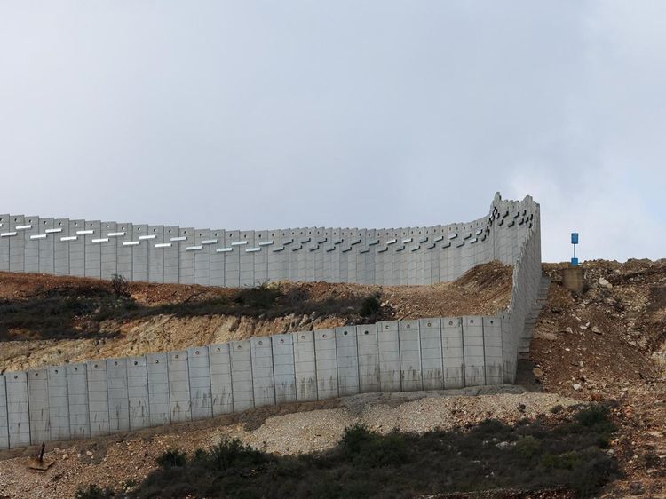 Israel Bangun Tembok Beton di Perbatasan Selatan, Lewati Garis Biru PBB
