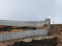 Israel Bangun Tembok Beton di Perbatasan Selatan, Lewati Garis Biru PBB