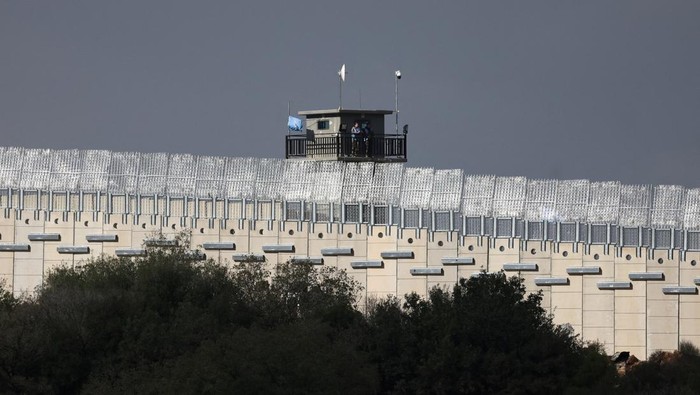 Pembangunan tembok beton di perbatasan selatan Lebanon menjadi sorotan Minggu (16/11/2025). Menurut keterangan kepresidenan Lebanon, sebagian tembok ini membentang melewati “Garis Biru”, garis yang ditetapkan PBB sebagai batas pemisah resmi antara Lebanon dan Israel, termasuk Dataran Tinggi Golan yang diduduki Israel. REUTERS/Shir Torem