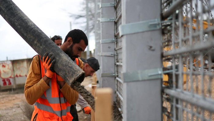 Pembangunan tembok beton di perbatasan selatan Lebanon menjadi sorotan Minggu (16/11/2025). Menurut keterangan kepresidenan Lebanon, sebagian tembok ini membentang melewati “Garis Biru”, garis yang ditetapkan PBB sebagai batas pemisah resmi antara Lebanon dan Israel, termasuk Dataran Tinggi Golan yang diduduki Israel. REUTERS/Shir Torem