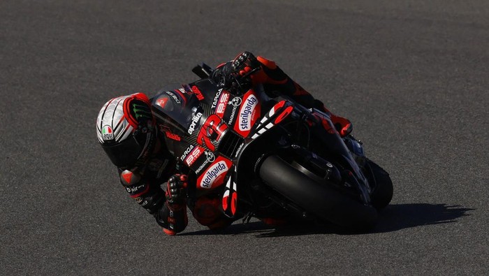MotoGP - Portuguese Grand Prix - Algarve International Circuit, Portimao, Portugal - November 8, 2025 Aprilia Racings Marco Bezzecchi in action during qualifying REUTERS/Marcelo Del Pozo