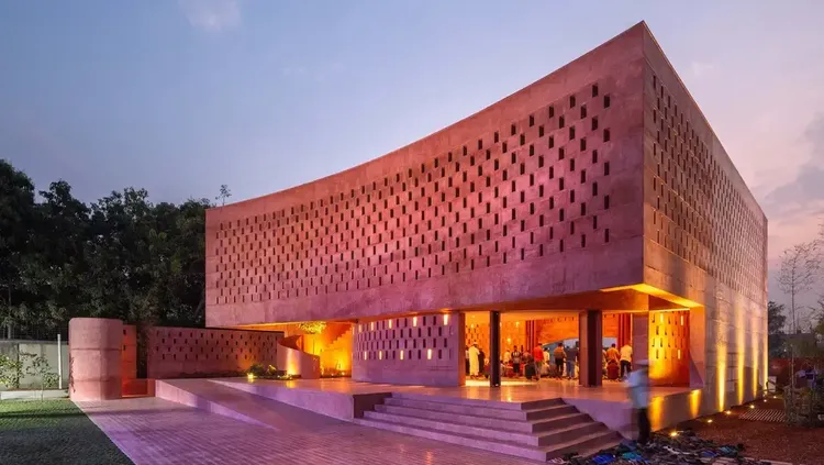 Pesona Masjid Terbaik Dunia untuk Dikunjungi 2025, Warna Serba Pink