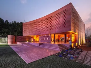 Pesona Masjid Terbaik Dunia untuk Dikunjungi 2025, Warna Serba Pink
