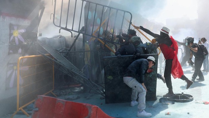 Mexico City kembali bergolak pada Sabtu (15/11/2025) ketika ribuan warga memenuhi jalan-jalan utama ibu kota untuk memprotes memburuknya situasi keamanan dan maraknya kasus korupsi di negara tersebut. Aksi yang dimulai secara damai itu berubah tegang ketika demonstran mencoba mendekati Istana Nasional, pusat pemerintahan Meksiko. REUTERS/Luis Cortes