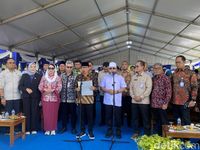 Porsche Pecah Ban di Tol Pasuruan-Probolinggo, Penumpang Selamat, Mobil Rusak Parah