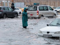 Mosul Lumpuh Diterjang Banjir, Petugas Kerahkan Segala Upaya Selamatkan Kendaraan