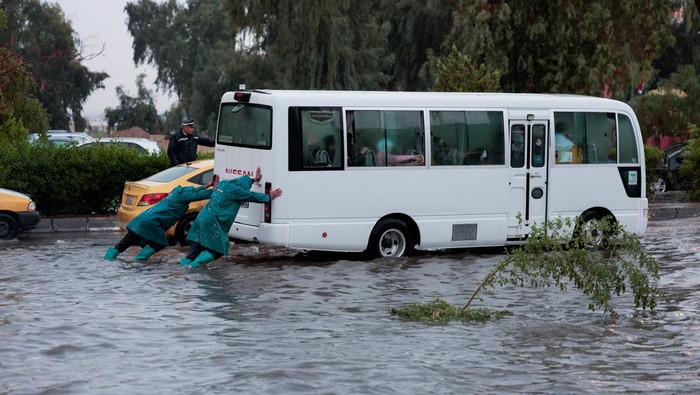 Hujan deras yang mengguyur Mosul pada Minggu (16/11/2025) menyebabkan sejumlah ruas jalan utama di kota itu berubah menjadi arus banjir yang sulit dilalui. Air setinggi lutut hingga pinggang orang dewasa membuat kendaraan terjebak, sementara aktivitas warga lumpuh seketika. REUTERS/Khalid Al-Mousily