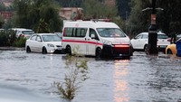 Sebuah ambulans tetap melaju menerobos banjir, menandakan betapa krusialnya layanan darurat di saat kondisi kota tak bersahabat.  REUTERS/Khalid Al-Mousily