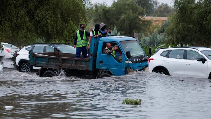 Hujan deras yang mengguyur Mosul pada Minggu (16/11/2025) menyebabkan sejumlah ruas jalan utama di kota itu berubah menjadi arus banjir yang sulit dilalui. Air setinggi lutut hingga pinggang orang dewasa membuat kendaraan terjebak, sementara aktivitas warga lumpuh seketika. REUTERS/Khalid Al-Mousily