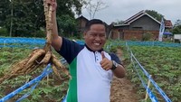 Dalam tayangan program FYP Trans7, Narji juga memberikan pesan agar tidak memandang profesi petani sebelah mata. Karena menurut Narji, aset dan gaya hidup para petani di berbagai daerah justru bisa membuat banyak orang merasa minder, seperti dikutip dari detikHot (16/11/2025). Foto: Instagram/@narji77 / YouTube TRANS7 Official