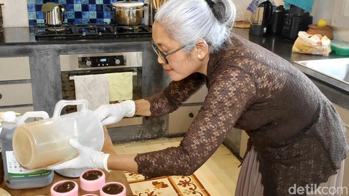 Ni Wayan Yuli Ekayani menunjukkan proses pembuatan sabun alami dari cairan eco-enzyme. (Foto: Agus Eka/detikBali)