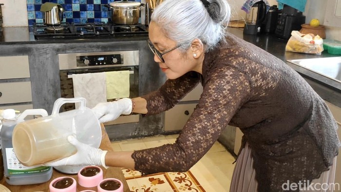 Ni Wayan Yuli Ekayani menunjukkan proses pembuatan sabun alami dari cairan eco-enzyme. (Foto: Agus Eka/detikBali)