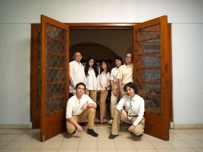 Omara Esteghlal ajak Prilly Latuconsina foto bareng keluarga di rumah nenek penuh kenangan.