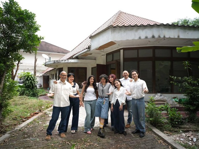 Omara Esteghlal ajak Prilly Latuconsina foto bareng keluarga di rumah nenek penuh kenangan.