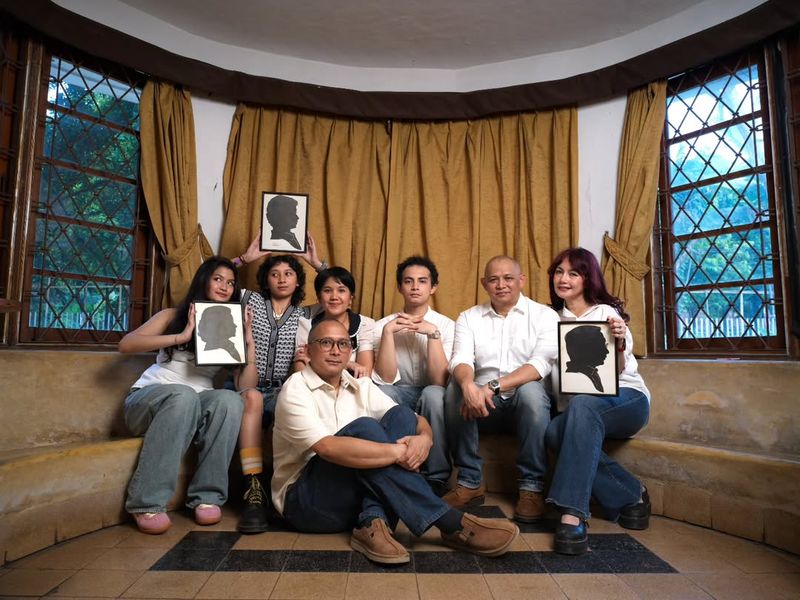 Omara Esteghlal ajak Prilly Latuconsina foto bareng keluarga di rumah nenek penuh kenangan.