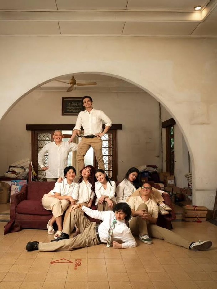 Omara Esteghlal ajak Prilly Latuconsina foto bareng keluarga di rumah nenek penuh kenangan.