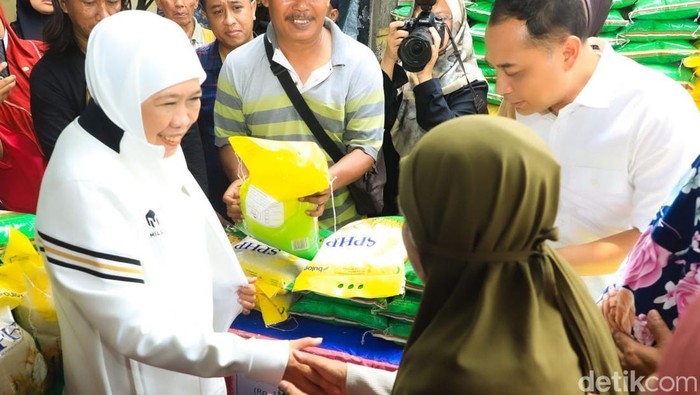 Pasar Murah di Benowo Surabaya Laris Diborong Emak-emak