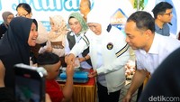 Gubernur Jatim Khofifah Indar Parawansa bersama Wali Kota Surabaya Eri Cahyadi turun bersama di Pasar Murah.