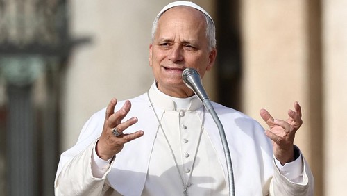 Paus Leo XIV memimpin Misa Yubileum Kaum Miskin di Basilika Santo Petrus, Vatikan, Minggu (16/11/2025), dalam sebuah perayaan yang penuh kehangatan dan kepedulian bagi umat yang kurang mampu. Ribuan umat berkumpul di dalam dan sekitar basilika untuk menyaksikan momen bersejarah ini. REUTERS/Yara Nardi