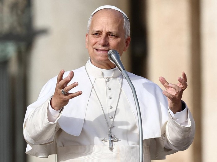 Paus Leo XIV memimpin Misa Yubileum Kaum Miskin di Basilika Santo Petrus, Vatikan, Minggu (16/11/2025), dalam sebuah perayaan yang penuh kehangatan dan kepedulian bagi umat yang kurang mampu. Ribuan umat berkumpul di dalam dan sekitar basilika untuk menyaksikan momen bersejarah ini. REUTERS/Yara Nardi