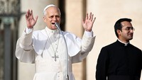 Paus menyapa dengan hangat dan melambai kepada umat beriman, diapit oleh Pastor Edgard Ivan Rimaycuna Inga, menandai simbol kedekatan dan perhatian khusus terhadap kaum miskin. REUTERS/Yara Nardi