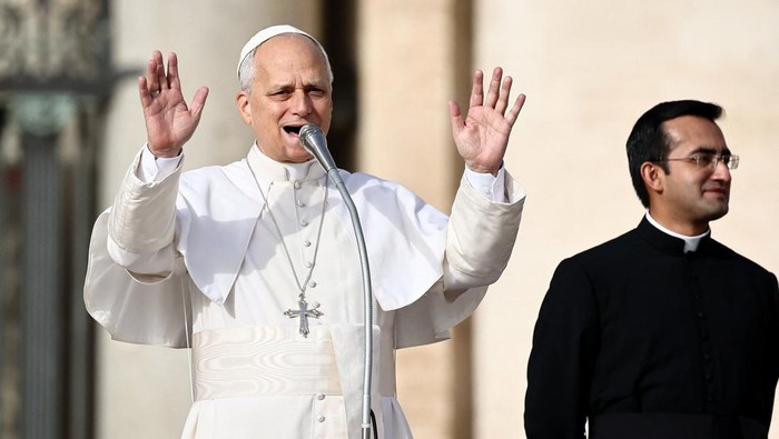 Paus Leo XIV memimpin Misa Yubileum Kaum Miskin di Basilika Santo Petrus, Vatikan, Minggu (16/11/2025), dalam sebuah perayaan yang penuh kehangatan dan kepedulian bagi umat yang kurang mampu. Ribuan umat berkumpul di dalam dan sekitar basilika untuk menyaksikan momen bersejarah ini. REUTERS/Yara Nardi