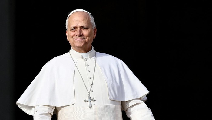 Paus Leo XIV memimpin Misa Yubileum Kaum Miskin di Basilika Santo Petrus, Vatikan, Minggu (16/11/2025), dalam sebuah perayaan yang penuh kehangatan dan kepedulian bagi umat yang kurang mampu. Ribuan umat berkumpul di dalam dan sekitar basilika untuk menyaksikan momen bersejarah ini. REUTERS/Yara Nardi