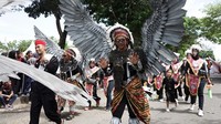 Sejumlah peserta mengikuti pawai budaya Nusantara di Kalianda, Lampung Selatan Lampung, Minggu (16/11/2025). Acara ini tidak hanya meriah, tetapi juga menjadi ajang memperkenalkan kekayaan budaya lokal kepada masyarakat luas dan wisatawan. ANTARA FOTO/ Ardiansyah