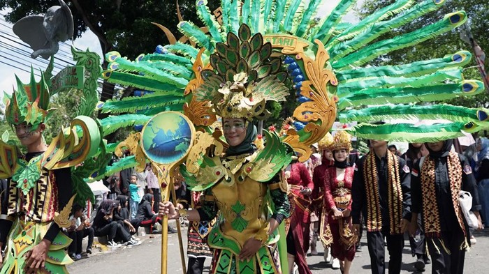 Sejumlah peserta mengikuti pawai budaya Nusantara di Kalianda, Lampung Selatan Lampung, Minggu (16/11/2025). Pawai Budaya Nusantara yang digelar Pemerintah Daerah Kabupaten Lampung Selatan tersebut dalam rangka HUT Kabupaten Lampung Selatan yang ke-69 sekaligus sebagai upaya untuk memperkenalkan budaya dan meningkatkan kunjungan pariwisata di Lampung Selatan. ANTARA FOTO/ Ardiansyah