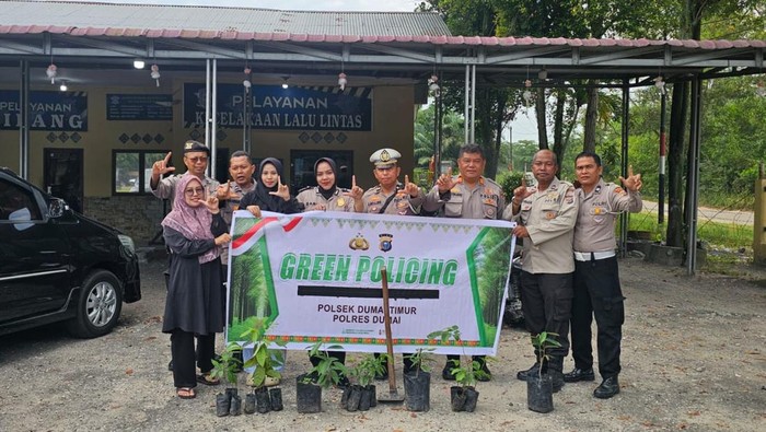 Penanaman phon di Dumai Timur, Kota Dumai menjelang Hari Pohon Nasional.