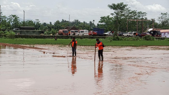 Tim SAR gabungan melakukan pencarian korban longsor menggunakan ekskavator pada hari keempat operasi pencarian di Desa Cibeunying, Majenang, CIlacap, Minggu (16/11/2025). Petugas menambah jumlah ekskavator dari 10 unit menjadi 21 unit pada hari keempat, untuk mempercapat proses pencarian korban akibat terkendala faktor cuaca dan ketebalan material longsor yang mencapai kedalaman lebih dari 10 meter. ANTARA FOTO/Idhad Zakaria