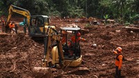 Meski alat berat terus bekerja tanpa henti, tantangan di lapangan masih besar. Hujan deras pada Sabtu (15/11) malam kembali memicu banjir bandang yang menutup akses jalan menuju lokasi dengan lumpur tebal. ANTARA FOTO/Idhad Zakaria