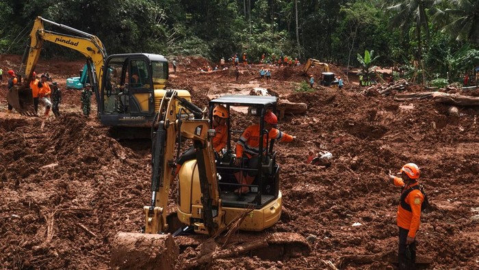Tim SAR gabungan melakukan pencarian korban longsor menggunakan ekskavator pada hari keempat operasi pencarian di Desa Cibeunying, Majenang, CIlacap, Minggu (16/11/2025). Petugas menambah jumlah ekskavator dari 10 unit menjadi 21 unit pada hari keempat, untuk mempercapat proses pencarian korban akibat terkendala faktor cuaca dan ketebalan material longsor yang mencapai kedalaman lebih dari 10 meter. ANTARA FOTO/Idhad Zakaria