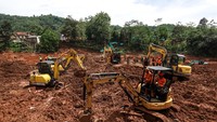 Tim SAR gabungan melakukan pencarian korban longsor menggunakan ekskavator pada hari keempat operasi pencarian di Desa Cibeunying, Majenang, Cilacap, Minggu (16/11/2025). ANTARA FOTO/Idhad Zakaria