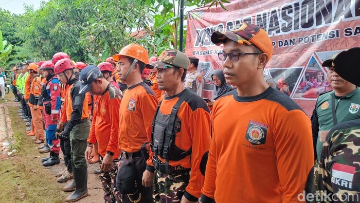 Tim SAR gabungan melakukan apel sebelum melakukan operasi pencarian korban hilang tertimbun longsor di Desa Cibeunying, Kecamatan Majenang, Kabupaten Cilacap, Minggu (16/11/2025).