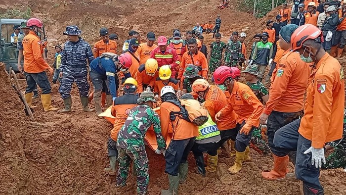 Tim SAR gabungan mengevakuasi korban yang tertimbun longsor di area worksite A-2 Dusun Cibuyut, Desa Cibeunying, Kecamatan Majenang, Kabupaten Cilacap, Minggu (16/11/2025).
